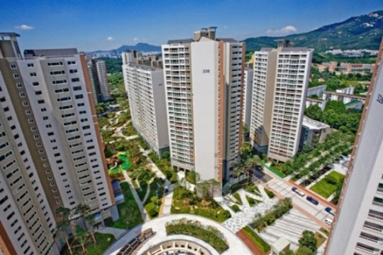 개발 호재가 풍부한 과천이 역대급 거래절벽에 맥을 못 추고 있다. 랜드마크 단지인 래미안슈르는 전용 84㎡의 실거래가가 한 달 새 3000만원 하락했다. <디지털타임스 DB>